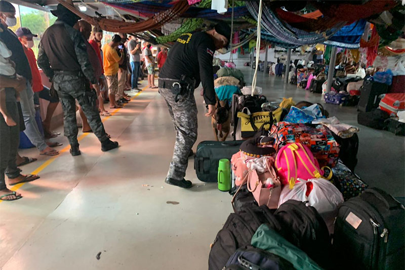 Policiais vistoriaram bagagem dos passageiros (Foto: Murilo Rodrigues/ATUAL)