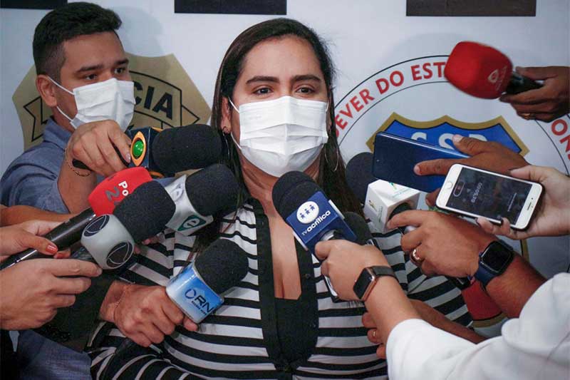 Delegada Deborah Barreiros anunciou prisão de suspeito (Foto: Mayara Viana/PC-AM)