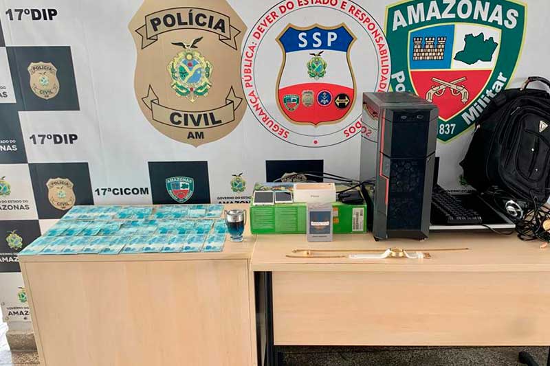 Dinheiro falso e computador foram apreendidos pela polícia (Foto: Erlon Rodrigues/PC-AM/Divulgação)