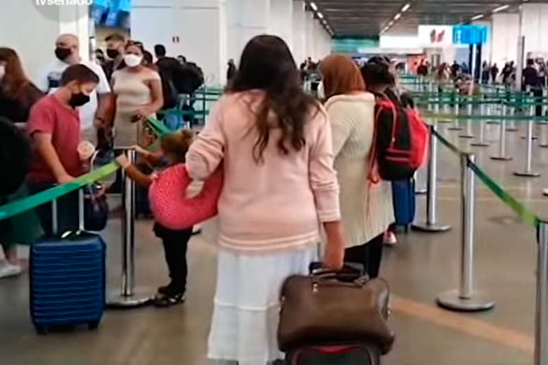 Embarque de passageiros em aeroporto: governos cogitam barrar viajantes (Foto: TV Senado/Reprodução)