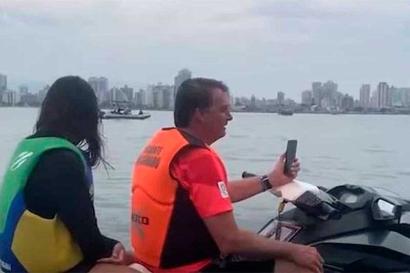 Jair Bolsonaro passeou de jet ski: folga em Santa Catarina (Foto: Jair Bolsonaro/Twitter/Reprodução)