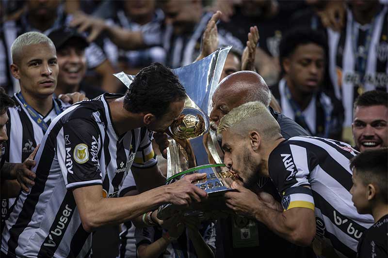 Jogadores do Atlético-MG beijam taça do título do Brasileirão (Foto: Cristiane Mattos/Futura Press/Folhapress)