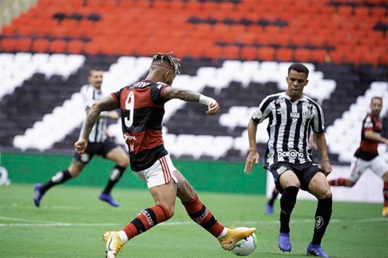 Lance de Santos e Flamengo: time paulista se deu bem (Foto: Alexandre Vidal/Flamengo)