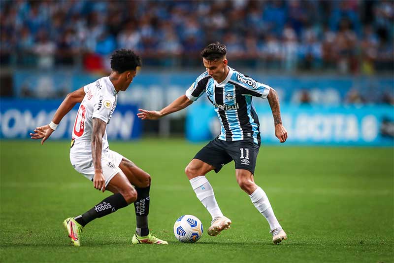 Meia atacante Ferreira em lance de jogo: vitória com sabor de derrota (Foto: Lucas Uebel/Grêmio)