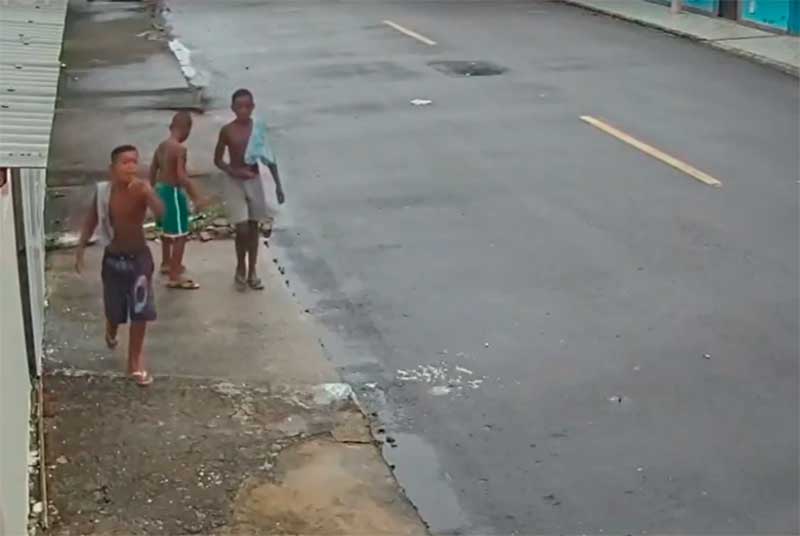 Meninos aparecem em imagem de câmera de segurança antes de serem mortos (Foto: Reprodução/PC-RJ)