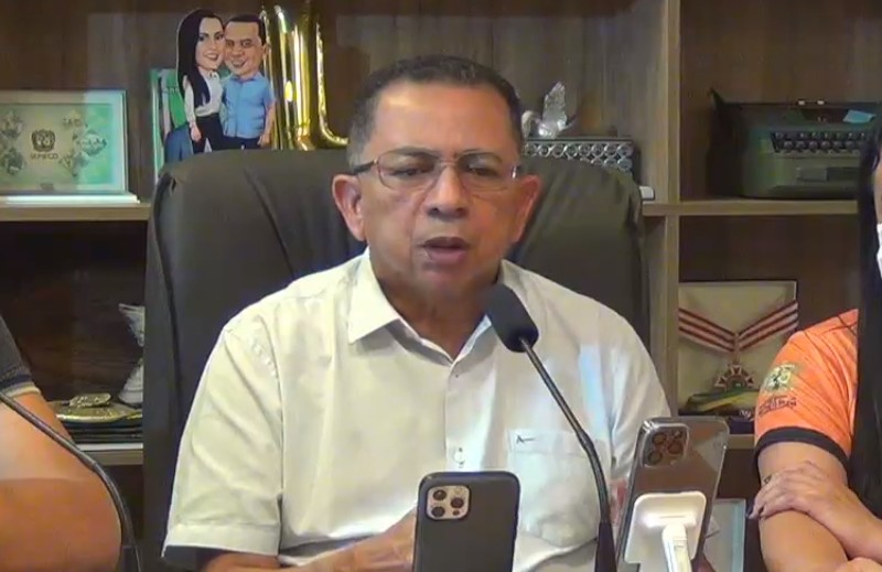 Prefeito Anderson Souza anunciou a decisão em live (Foto: Reprodução)