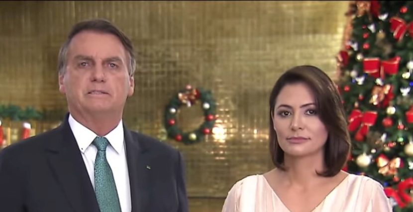 Presidente Jair Bolsonaro e primeira dama na mensagem de Natal (Foto: Reprodução/TV Brasil)