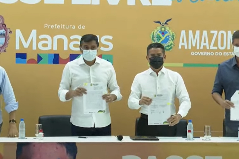 Governador Wilson Lima (PSC) e prefeito David Almeida (Avante) assinam convênio que estabelece passe livre em Manaus (Foto: Reprodução)