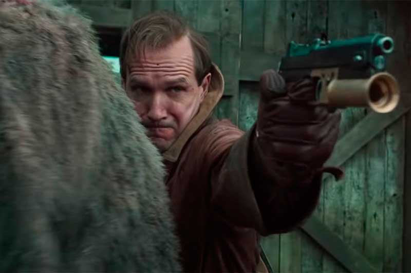 Ator Ralph Fiennes em cena de King's-Man: ação empolgante (Foto: Trailer/Reprodução)