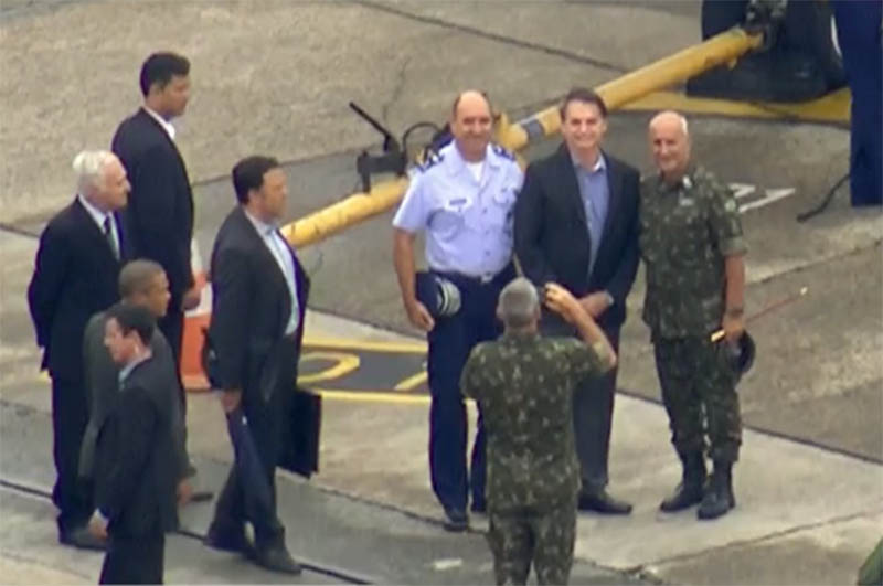 Presidente Jair Bolsonaro na pista do aeroporto antes de embarcar para Brasília (Foto: GloboNews/Reprodução)
