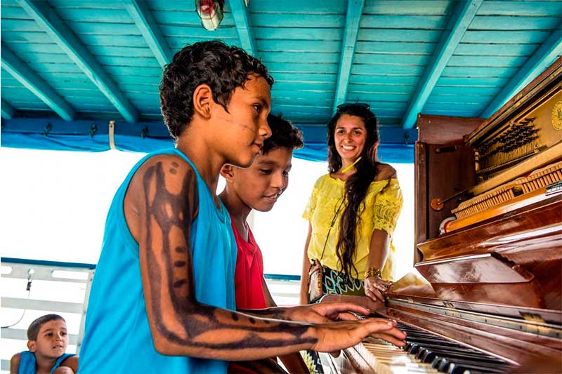 Carla Ruaro ensina piano a meninos na Amazônia (Foto: Carla Ruaro/Divulgação)