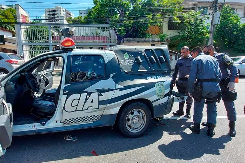 Viatura foi atingida por vários tiros (Foto: Redes sociais/Divulgação)