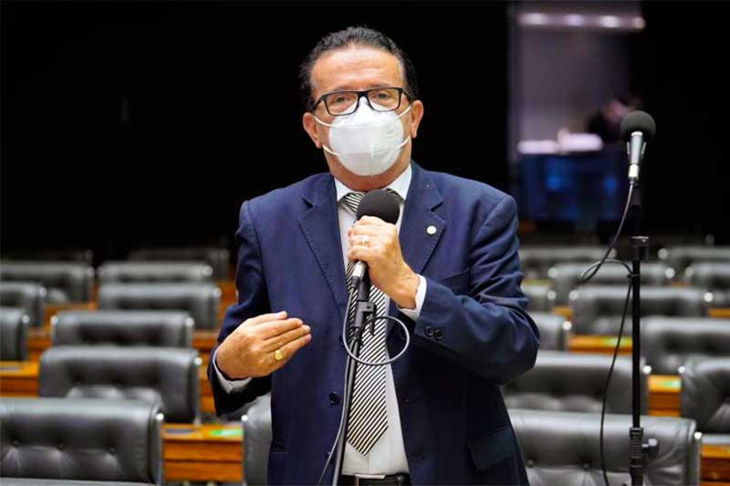 Deputado Hélio Costa contesta direito de não produzir provas contra si (Foto: Pablo Valadares/Agência Câmara)