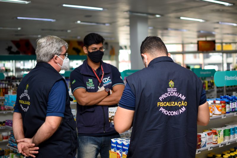 Fiscais do Procon AM notificam drogaria em Manaus (Foto: João Pedro Sales)