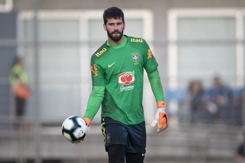 Uefa indica Alisson como finalista ao prêmio de melhor goleiro da Champions;  veja lista por posição, liga dos campeões