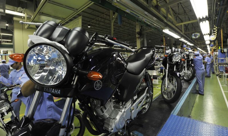 Fábrica da Yamaha. Linha de montagem de motocicletas Yamaha. Chão de fábrica.