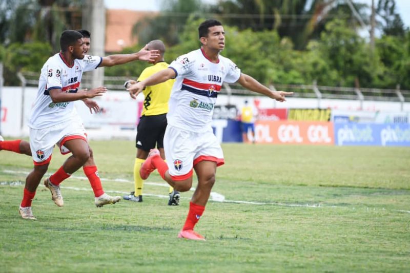 Lúcio marcou o único gol da partida (Foto: Guilherme Veiga)