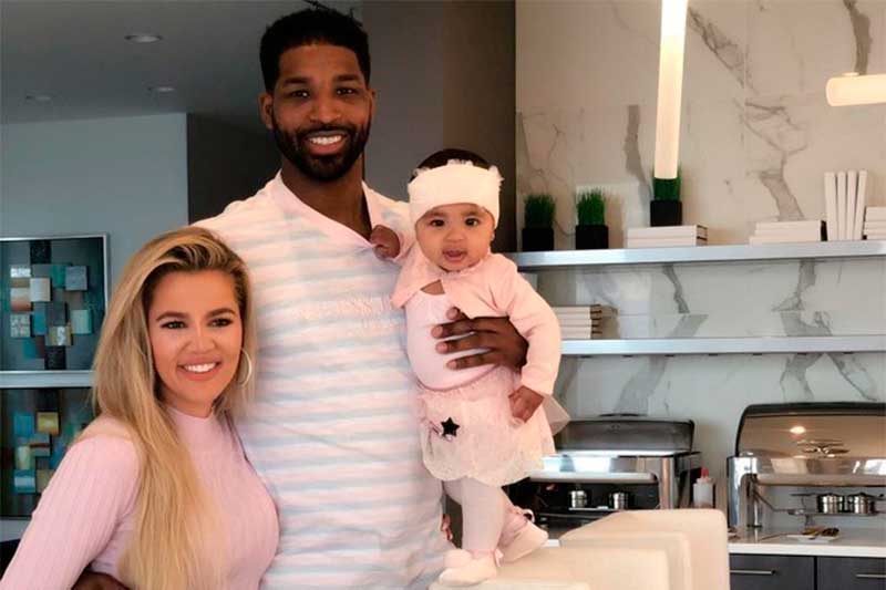 Tristan Thompson com Khloé Kardashian e a filha do casal: jogador assumiu paternidade de outro filho (Foto: Instagram/Reprodução)