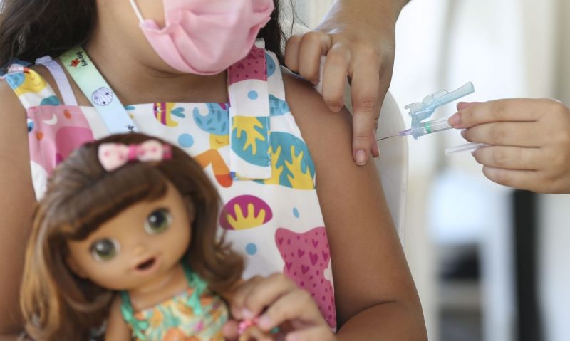Vacinação de crianças de 5 a 11 anos (Foto: José Cruz/Agência Brasil)