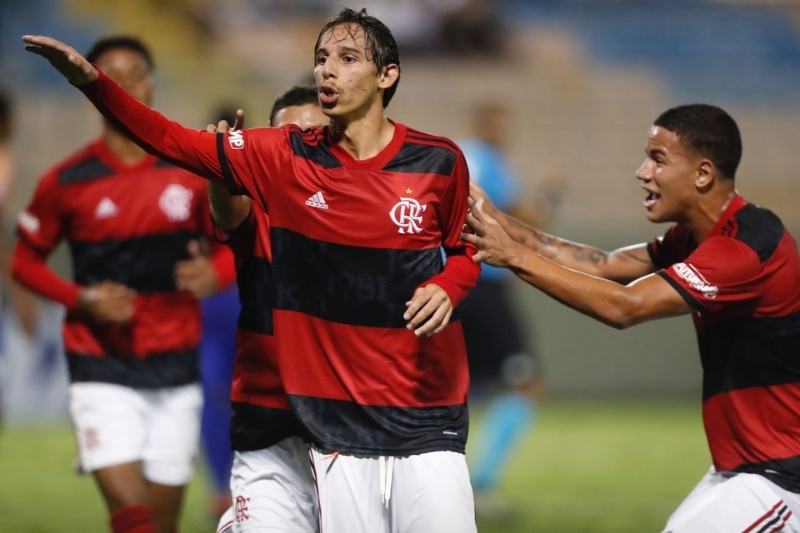 Jogador do Flamengo doa chuteira para adversário na Copinha - Esportes - R7  Futebol