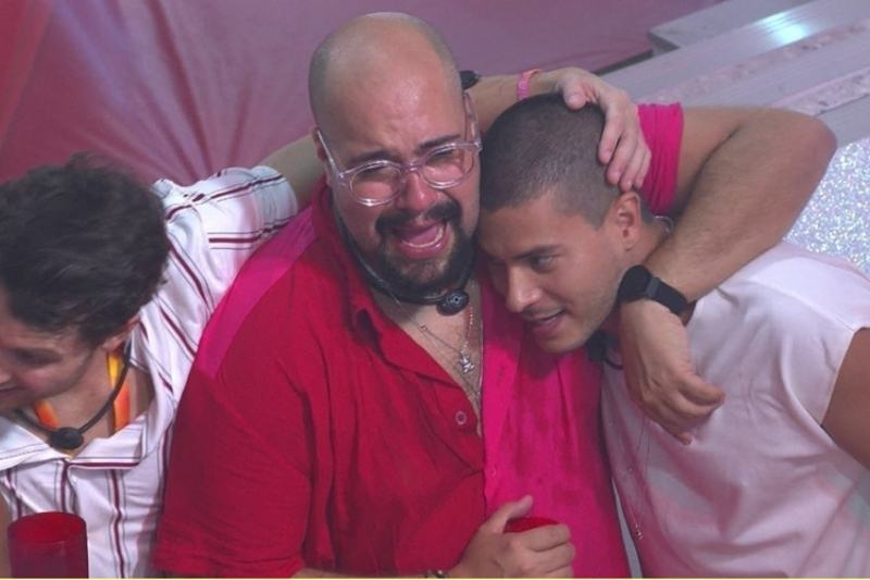 Abrava chora no show de Thiaguinho e recebe o carinhos dos brothers (Foto: Reprodução/Globoplay)