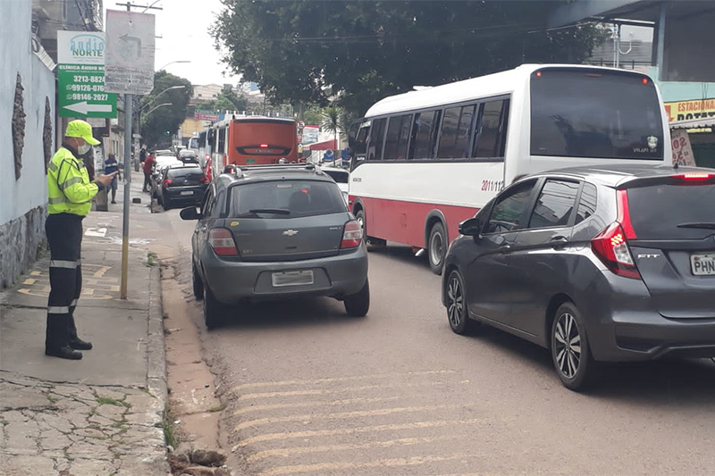 Agente de trânsito multa carro estacionado em local proibido (Foto: IMMU/Divulgação)