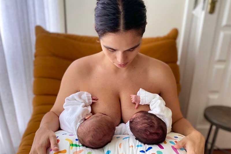 Atriz Nanda Costa emociona ao amamentar gêmeas (Foto: Instagram/Reprodução)