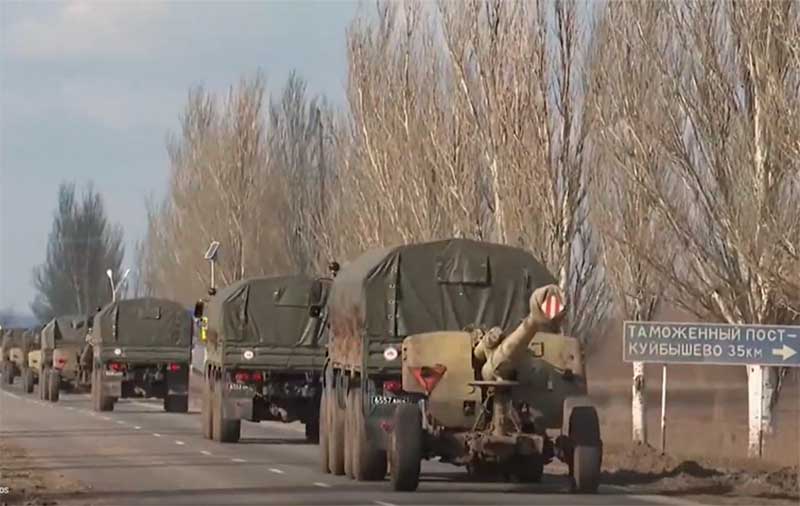 Tropas russas ocupam território no norte da Ucrânia (Foto: CNN/YouTube/Reprodução)