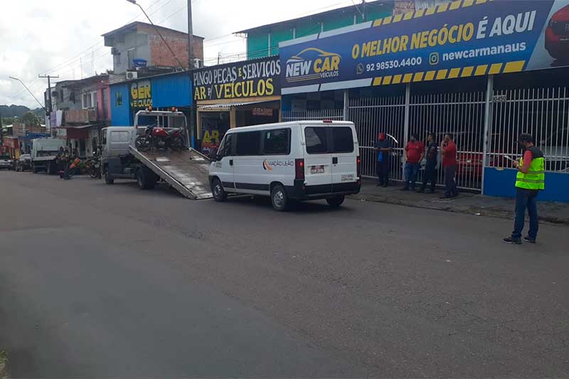 Micro-ônibus foi recolhido por transporte irregular de passageiros (Foto: IMMU/Divulgação)