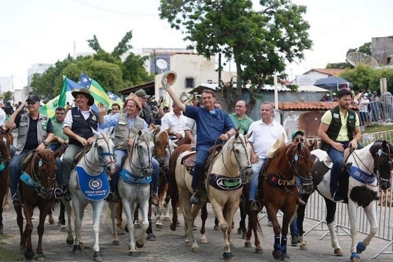 Presidente Jair Bolsonaro andou a cavalo em jequiata (Foto: Reprodução/Instagram/@fabiofaria.br)