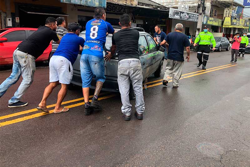 Carro é empurrado e retirado da rua na operação sucata (Foto: Murilo Rodrigues/ATUAL)