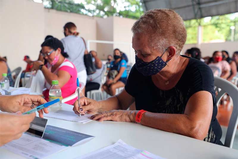 Beneficiária retira cartão em Manaus: 14 mil não pegaram o cartão (Foto: Tácio Melo/Secom)