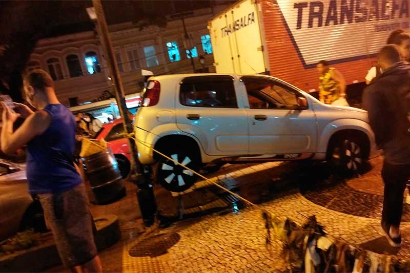 Carros foram lançados sobre calçadas com a chuva (Foto: Paulo Ronaldo Soares/Divulgação)