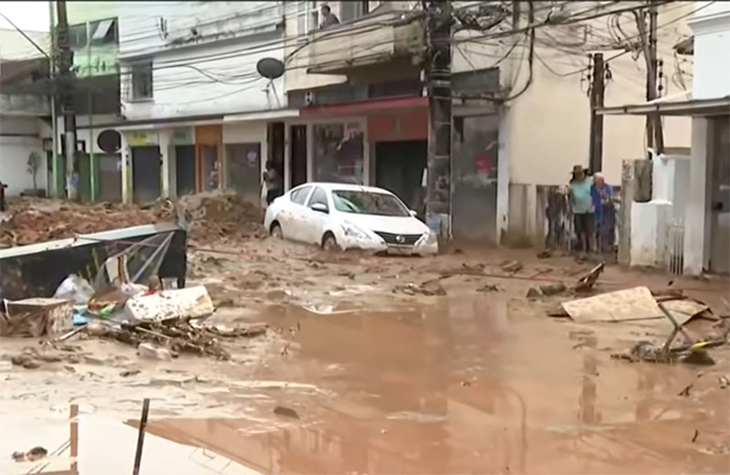 Chuva destruiu casas, lojas e inundou ruas em Petrópolis (Foto: CNN/YouTube/Reprodução)