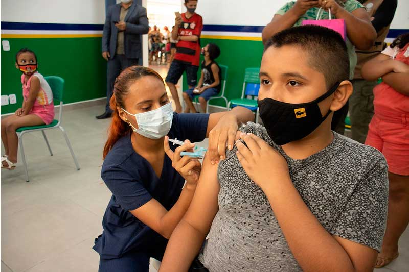 Criança é vacinada contra a Covid-19 em Manaus: ministro promete doses para todos (Foto: Camila Batista/Semsa)