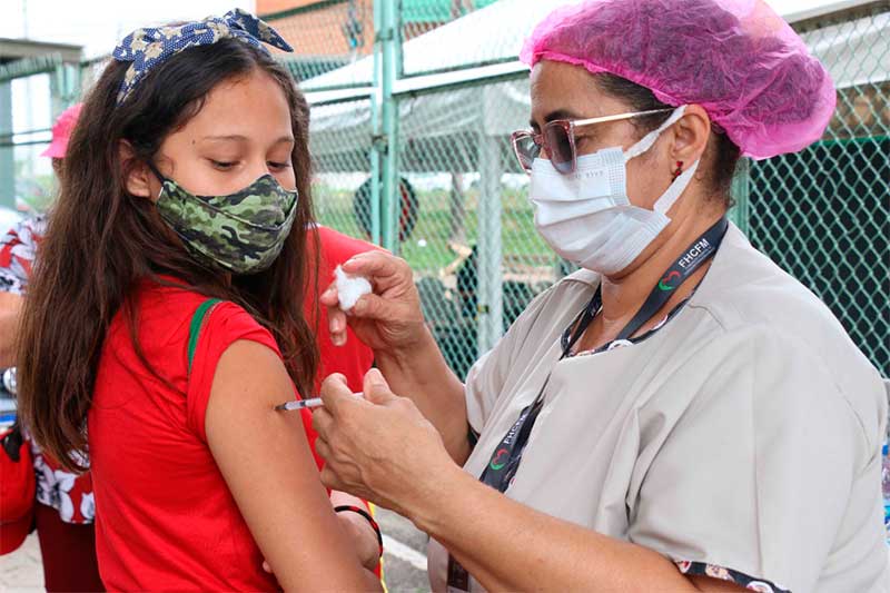 Criança recebe vacina contra a Covid: vacinação será em escolas públicas (Foto: Eduardo Cavalcante/Seduc-AM)