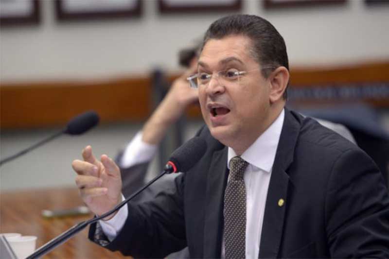 Deputado Sóstenes Cavalcante reclama da falta de comunicação do governo (Foto: Leonardo Prado/Agência Câmara)