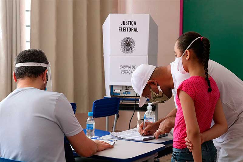 Eleitor assina comprovante de votação: horário de Brasília é contestado (Foto: Rovena Rosa/ABr)