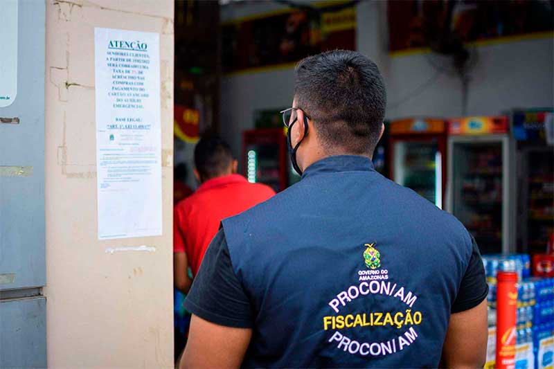 Fiscal d Procon afixou aviso de autuação em loja (Foto: João Pedro Sales/Procon-AM)