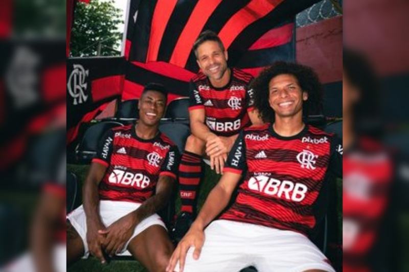 Valor da nova camisa do Flamengo recebe críticas de torcedores na