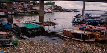 Lixo se acumula na orla do Rio Negro: poluição sem fim (Foto: Walter Calheiros)