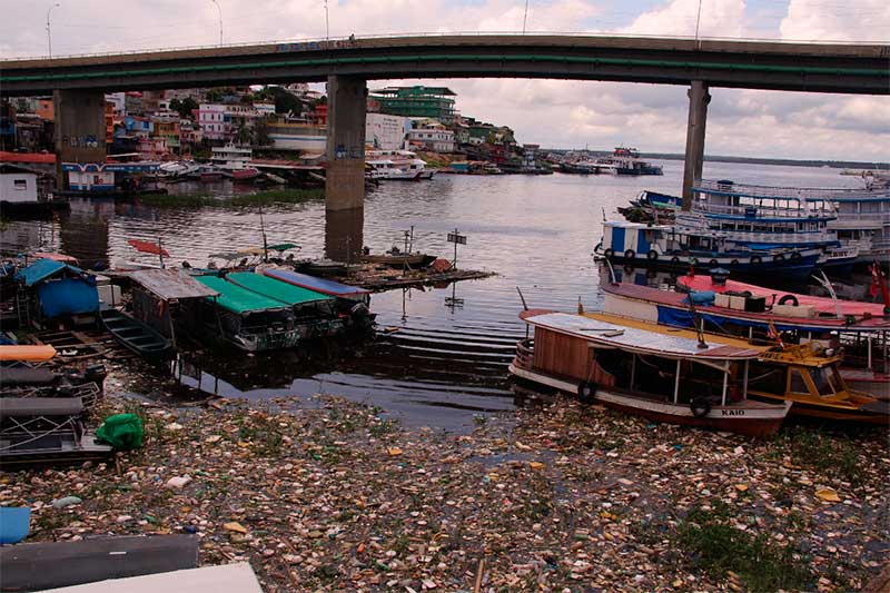 Lixo se acumula na orla do Rio Negro: poluição sem fim (Foto: Walter Calheiros)