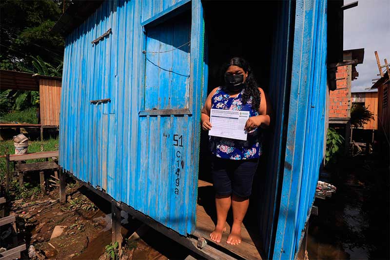 Moradora exibe certificado que assegura realocação em imóvel do Prosamim (Foto: UGPE/Divulgação)