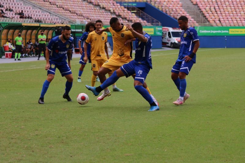 Em jogo com gols de zagueiros, Nacional venceu o Amazonas e retomou liderança (Foto: Jadison Sampaio/Amazonas)