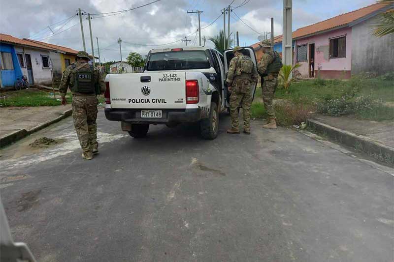 Policiais civis buscam suspeito em rua de Parintins: Operação Tupinambarana (Foto: PC-AM/Divulgação)