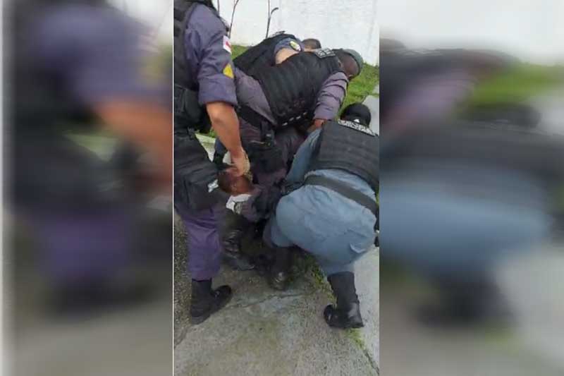 Policiais imobilizam idoso que ameaçava pedestres (Foto: WahtsApp/Reprodução)