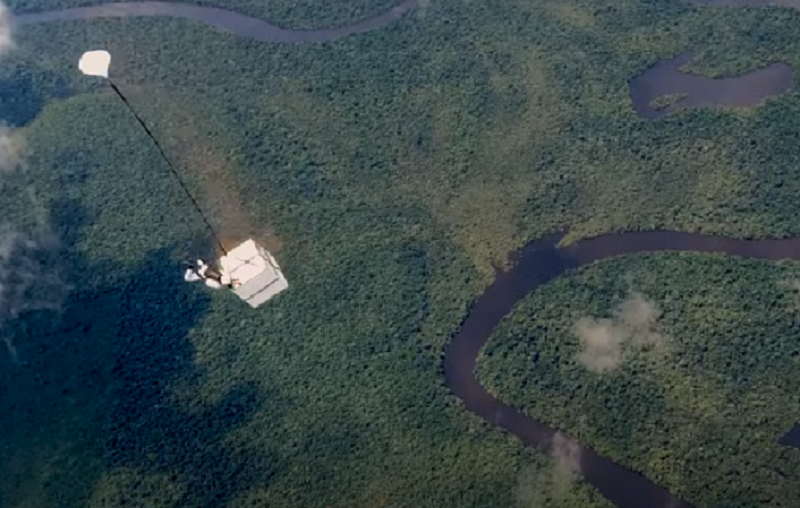 Paraquedista libera 100 milhçoes de sementes nativas na Amazônia (Foto: Reprodução/YouTube)