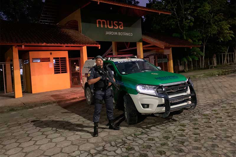 SSP divulgou foto com policial em frente ao Musa (Foto: SSP-AM/Divulgação)