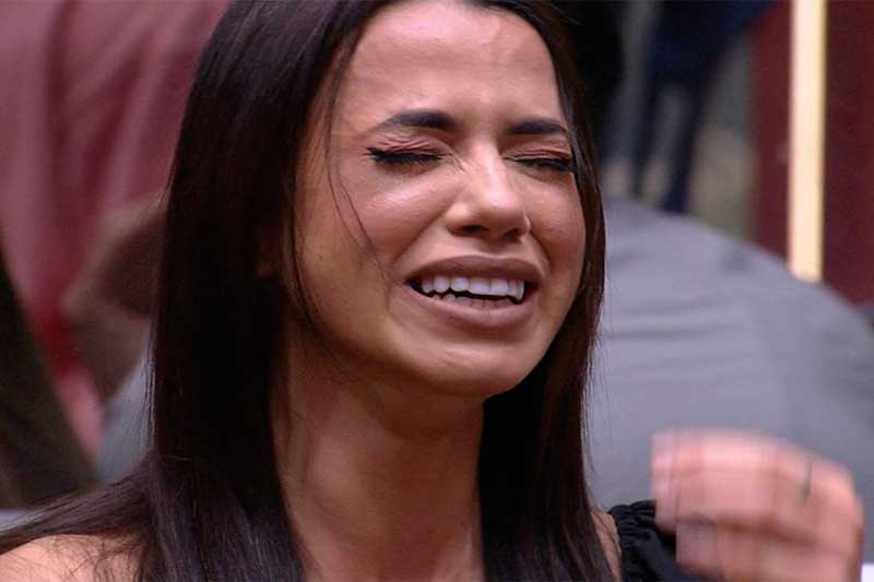 Larissa chorou ao ser eliminada do BBB 22 (Foto: TV Globo/Reprodução)