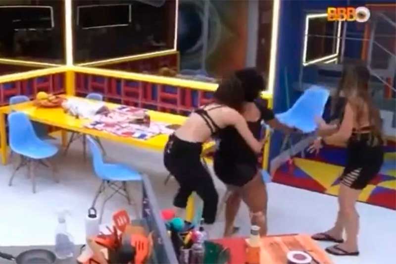 Natália é contida por sisters após chutar porta e jogar cadeiras (Foto: Globoplay/Reprodução)